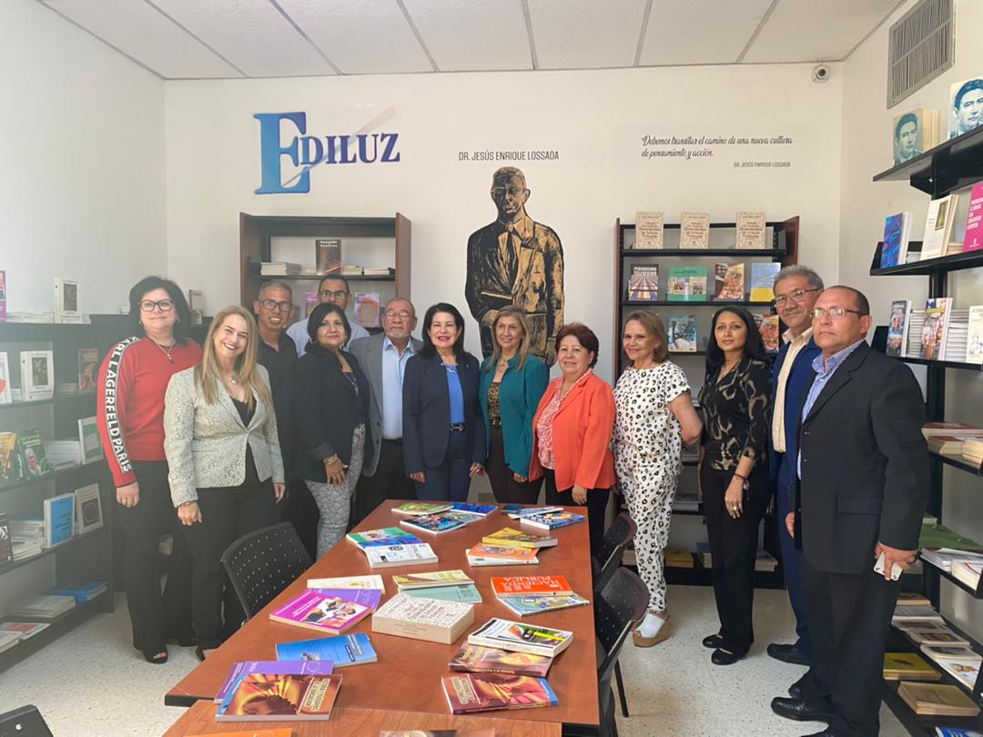 El Consejo Universitario visita la Librería Universitaria JEL