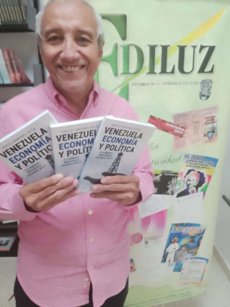 «Venezuela, economía y política» en manos de su autor Carlos Ramones